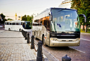 Scelení autoskla, nebo jeho výměna. I autobusové sklo někdy praskne.