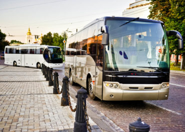 Scelení autoskla, nebo jeho výměna. I autobusové sklo někdy praskne.