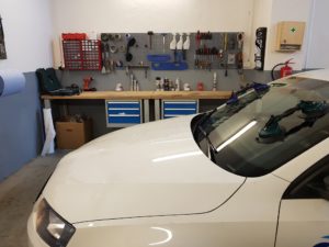 Senzor na čelním autoskle opravě nebrání, pokud není prasklina v jeho zorném poli..