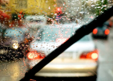 Stěrač musí dokonale přiléhat na autosklo.