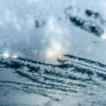 Tekuté stěrače částečně zabraňují přilnutí námrazy k oknu