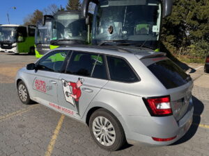 Oprava autoskla scelením probíhá přímo na parkovišti.